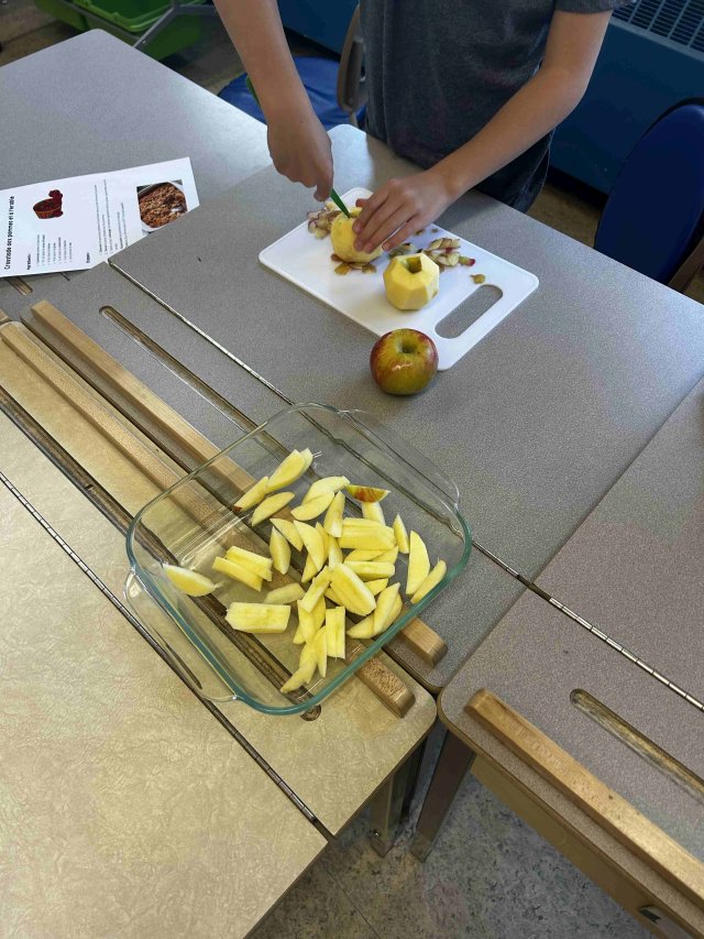 Confection d'une croustade aux pommes par la classe de 3e année de l'écoe Marie-Assomption (CSS du Lac-Témiscamingue).
